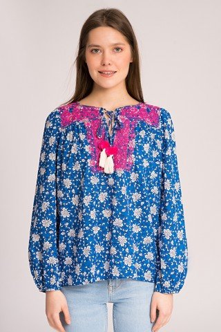 Bluza albastra cu broderie roz si ciucuri