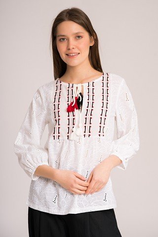 Bluza alba cu broderie sparte si ciucuri