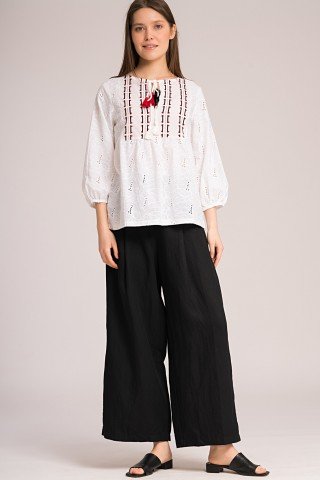 Bluza alba cu broderie sparte si ciucuri