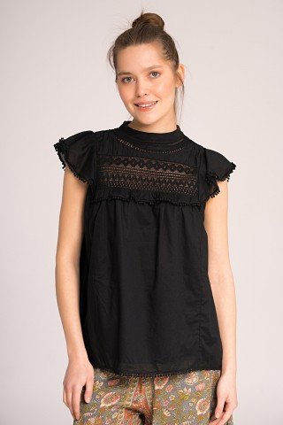 Bluza neagra cu broderie si volane