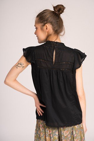 Bluza neagra cu broderie si volane