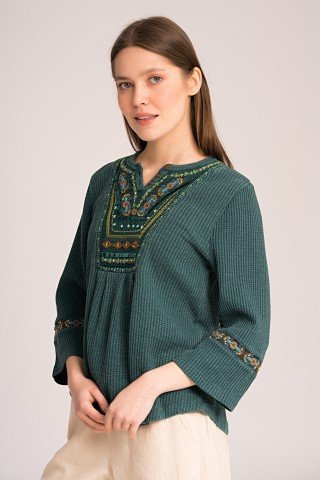 Bluza verde cu platca brodata si catifea