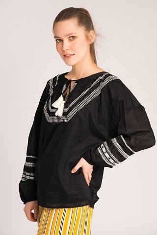 Bluza negra tip ie cu broderie alba