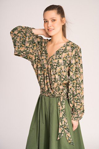 Bluza verde cu flori multicolore si cordon