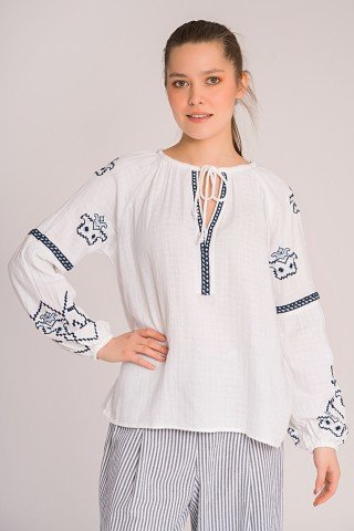 Bluza alba tip ie cu broderie bleumarin