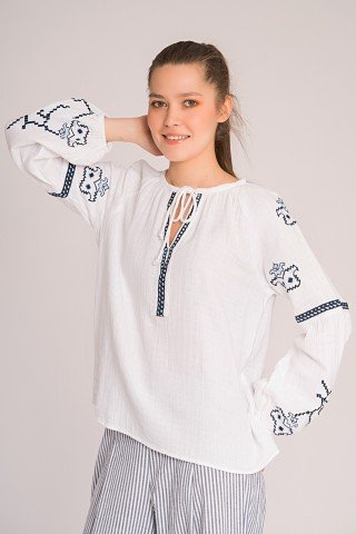 Bluza alba tip ie cu broderie bleumarin