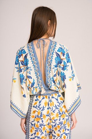 Body kimono cu decolteu amplu si imprimeu albastru