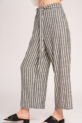 Pantaloni de in gri cu dungi albe