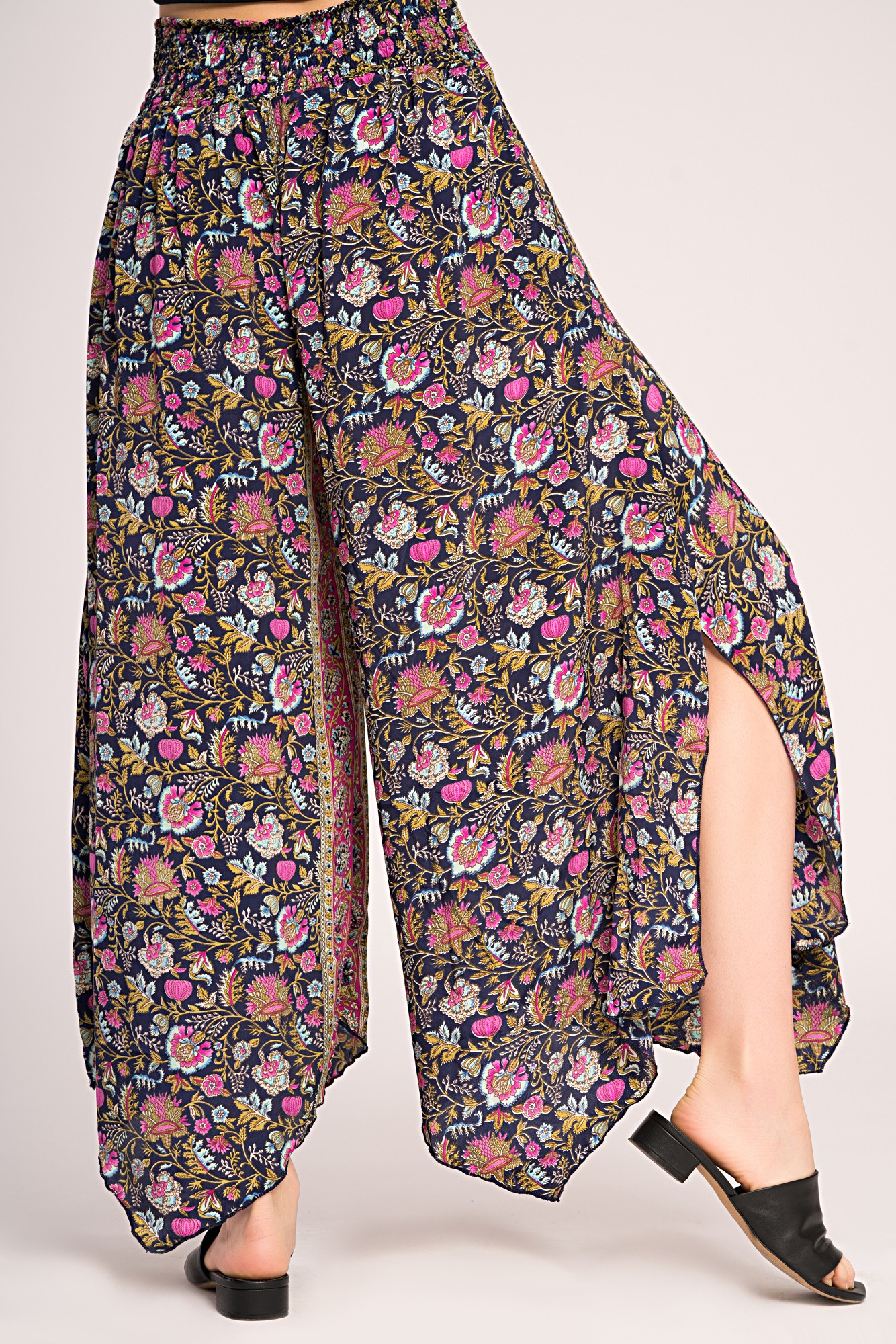 Pantaloni din matase asimetrici bleumarin cu flori roz