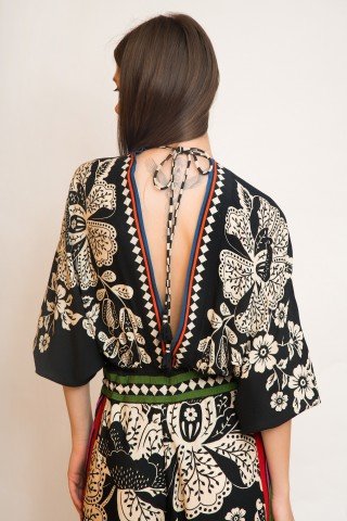 Body negru cu maneci kimono si imprimeu