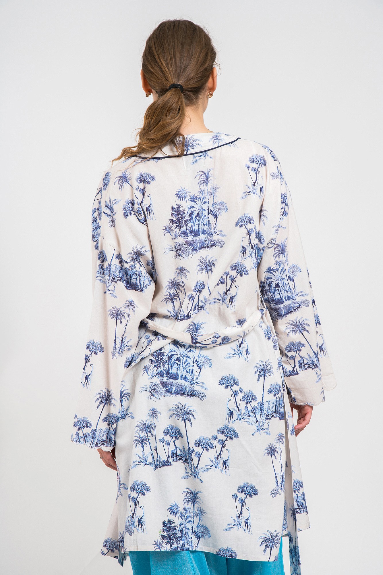 Kimono alb cu print albastru si cordon