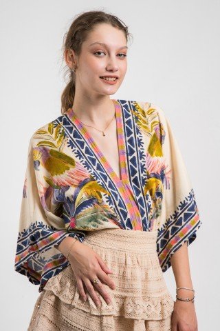 Body kimono bej cu imprimeu si ciucuri