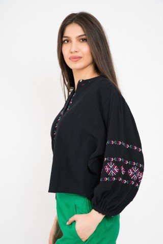 Bluza cu maneci bufante si broderie multicolora