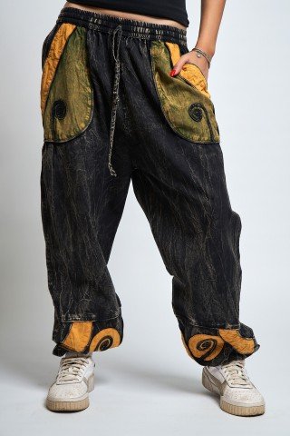 Pantaloni unisex negri prespalati cu aplicatii galbene