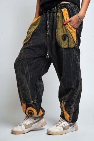 Pantaloni unisex negri prespalati cu aplicatii galbene