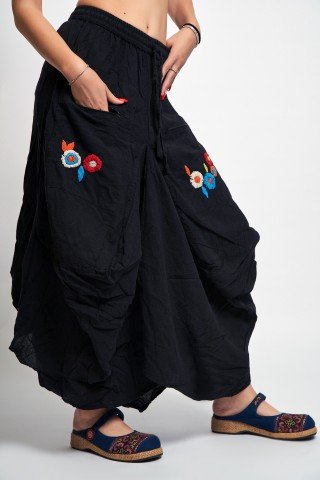 Fusta neagra tip gogosar cu buzunare aplicate si broderie