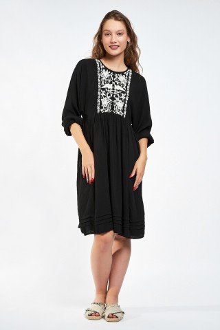 Rochie neagra cu plata brodata alba