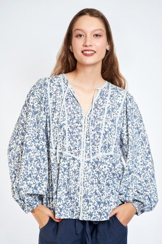 Bluza alba cu flori albastre nasturi si maneci bufante