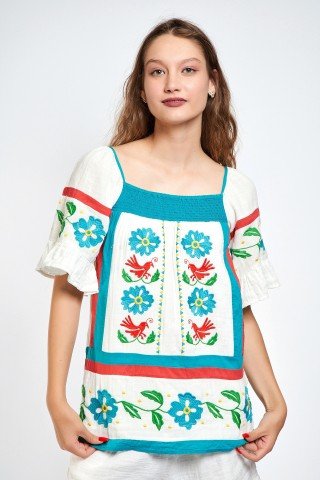 Bluza alba cu broderie turcoaz ,rosie