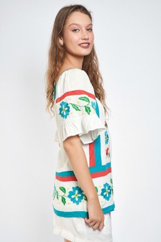 Bluza alba cu broderie turcoaz ,rosie