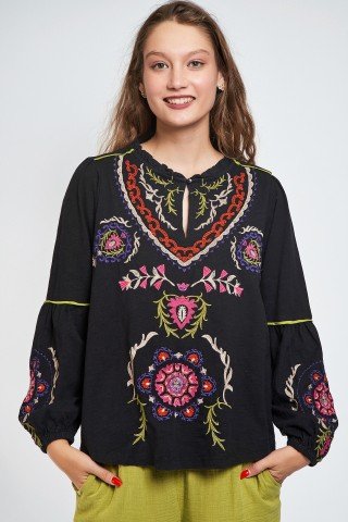 Bluza neagra cu broderie ampla multicolora