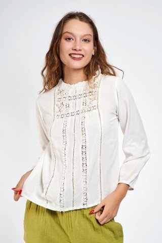 Bluza alba cu broderie crosetata si nasturi pe spate