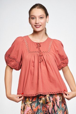 Bluza maro deschis cu broderie sparta