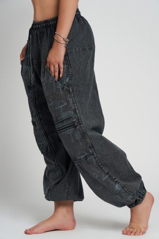 Pantaloni gri stonewashed cu imprimeu ciuperci – stil cargo hippie unisex
