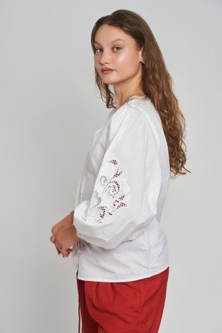 Bluza alba cu maneci bufante cu broderie sparta