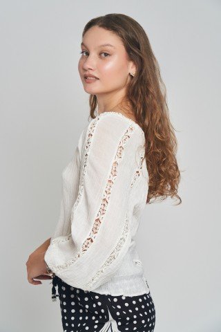 Bluza alba din panza topita cu insertii brodate florale