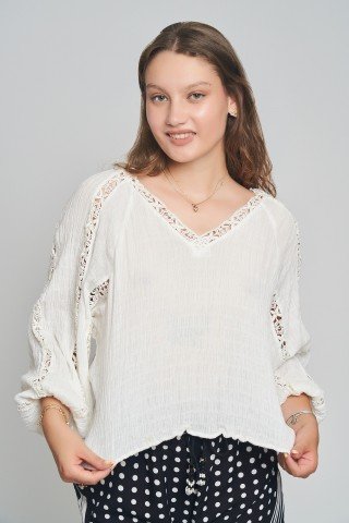 Bluza alba din panza topita cu insertii brodate florale