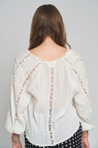 Bluza alba din panza topita cu insertii brodate florale