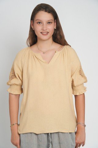 Bluze beige din muselina cu insertii crosetate pe manece