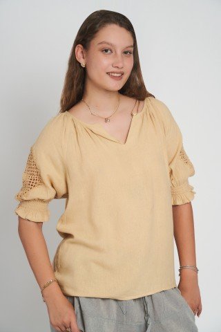 Bluze beige din muselina cu insertii crosetate pe manece