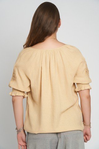 Bluze beige din muselina cu insertii crosetate pe manece