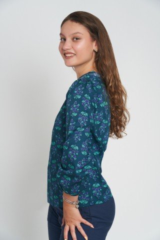 Bluza bleumarin din vascoza cu imprimeu floral