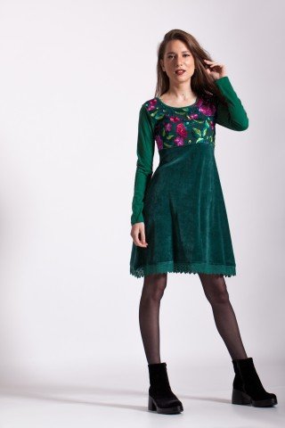 Rochie verde catifea Sandra cu broderie piept si bordura macrame