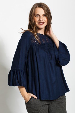 Bluza bleumarin broderie sparta si maneci cu volane