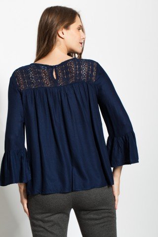 Bluza bleumarin broderie sparta si maneci cu volane