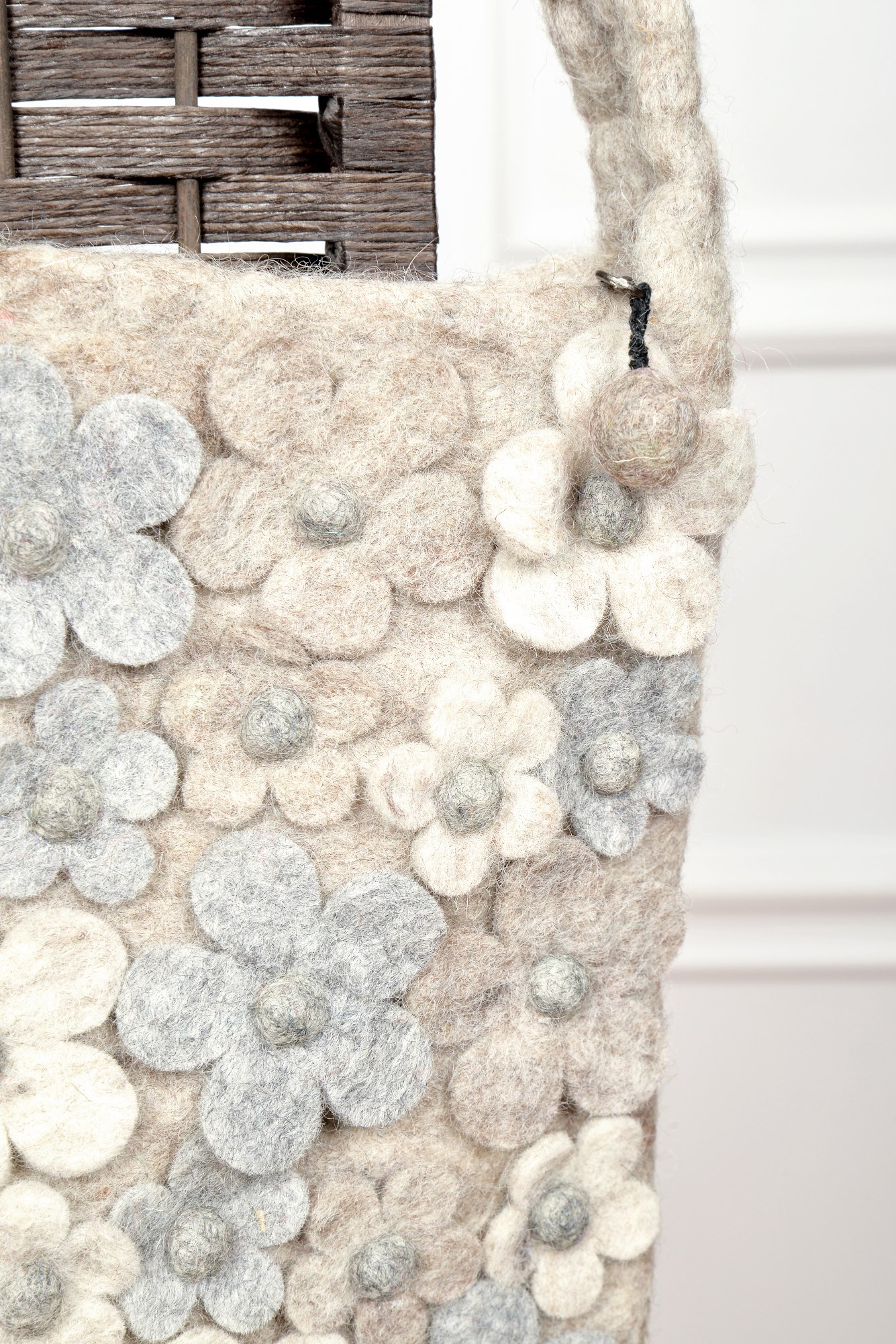 Geanta gri din lana cu aplicatii florale