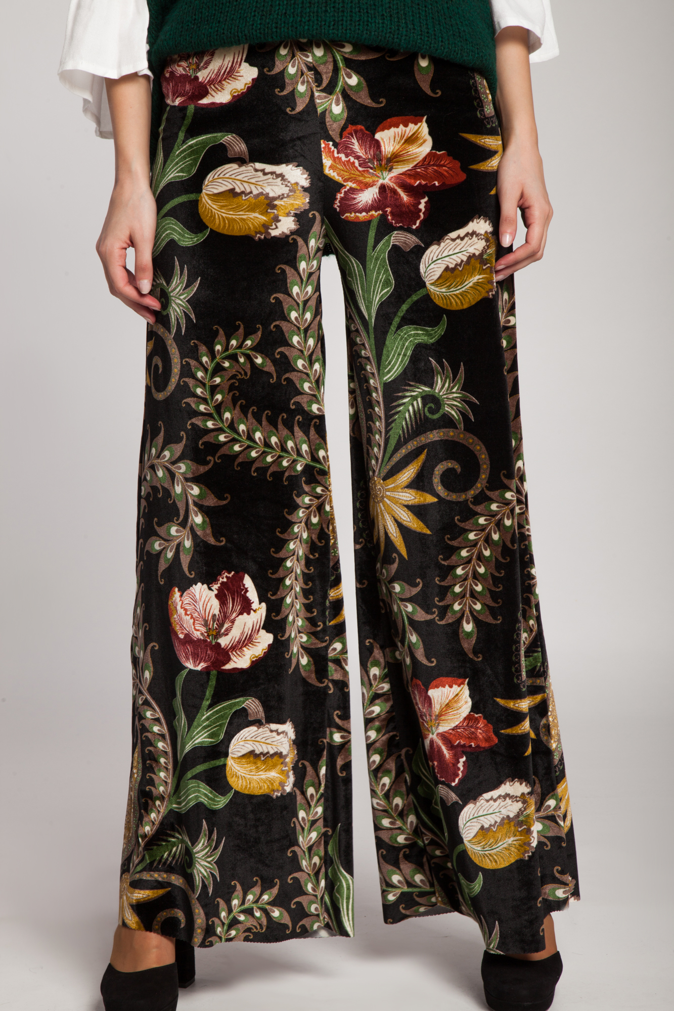 Pantaloni negri de catifea cu imprimeu floral